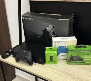 Xbox one x للبيع مع محلقاتها