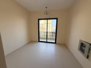 فرصة مميزة استوديو جديد اول ساكن مساحه 500 قدم ببلكونة وموقع استراتيجي بسعر رائع