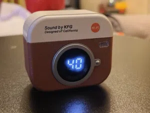 سماعات بلوتوث جودة صوت عالية جدا HiFi على شكل كاميرا بتصميم انستغرام شحن من 5 الى 7 ساعات