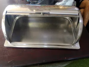 حافظة خبز ستانلس ستيل (Bread Box) أو صندوق حفظ الخبز.