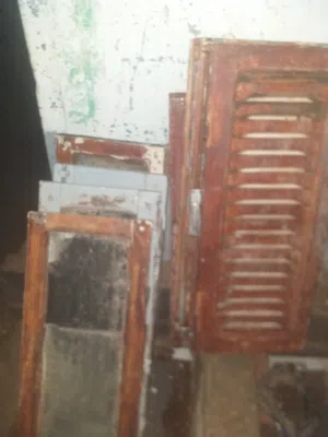 نوافد خشبيه  تحتاج زواق فقط أموره طيبه  لتركيب 2 نوافد مرش و 2 نوافد برسينه