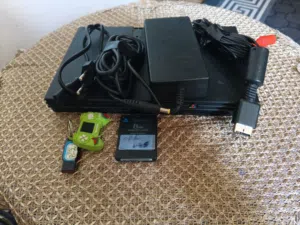 مع فلاشه العاب و مومري كارد تعريف ps2 بلاستيشن 2 للبيع من غير درعات يمكن تبديل مع جي تي اي 5 GTA