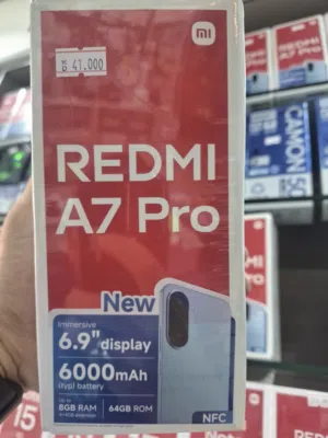 هاتف Xiaomi Redmi A7 Pro داخل علبته التجارية، وهو هاتف اقتصادي مميز من شاومي. بسعة 128 جيجابايت