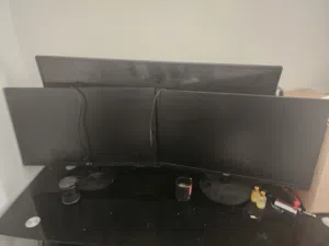 للبيع شاشة تلفزيون وشاشات كمبيوتر ومكتب وكرسي