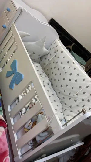 سرير طفل مستعمل نظيف