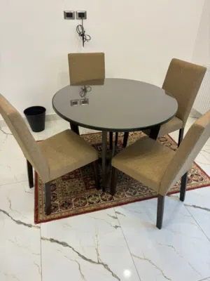 طاولة سفرة ماليزي مع اربع كراسي