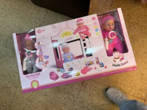 لعبه بنات مع تخت و ثنين بيبي
