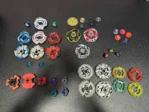 beyblade طقم بي بليد اكستريم كامل – حلبة Lion’s Lair + قاذفات + قطع ميتال فيوج