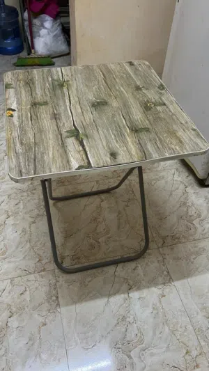 طاولة مستعملة