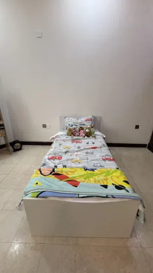 Single bed with mattress (like new)