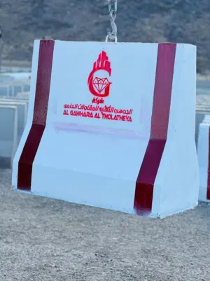 موجود مناهيل وحواجز خرسانية