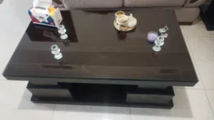 طاولة وسط مع اتنين جانبية خشب عليها وجه قزاز