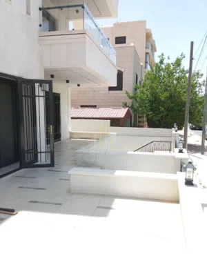 خلف ابراج السادس في أجمل مناطق ام اذينة شقة ارضية 205م مع ترس 50م بسعر مميز / ref 1349