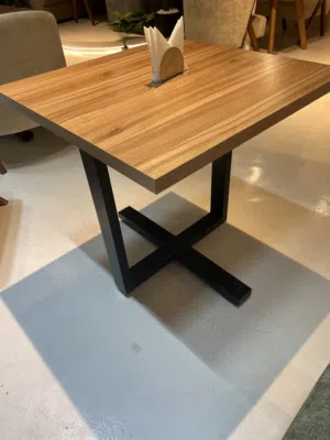 طاولة خشبية متوسطة الحجم