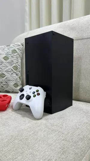 اكس بوكس سيرياس اكس مع. يدين 2 اصليات وهديه بطارية شحن وكڤر للايد السعر 345 غير قابل للتفاوض وحساب ا
