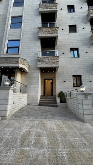 شقة ارضية للبيع 110م مع ترس (سكنية - استثمارية) في ديرغبار شارع ال 60 ، مطبخ راكب ، تدفئة غاز