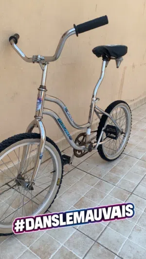 للبيع سيكل فراشه مقاس 20 نضيف جديد خالي من المشاكل من شركة الشبح السيكل خفيف جداً حق الترفيع و الجاد