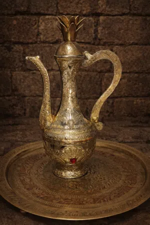 طقم ابريق انتيك مزخرف واحجار كريمه30 سنتم وصينيه مزخرفه وكامل الطقم 35 دينار