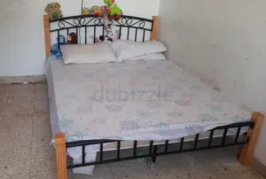 سرير هيكل حديد مع خشب و مرتبه طبيه