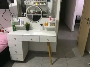 بيرو مكياج عصري مع مرآة LED مضيئة   بيرو أنيق يضيف لمسة فخامة وترتيب لغرفة نومك   تصميم عملي