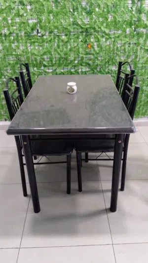 طاولات مطعم مع كراسي