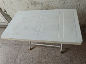 ميز حجم كبير وثقيل