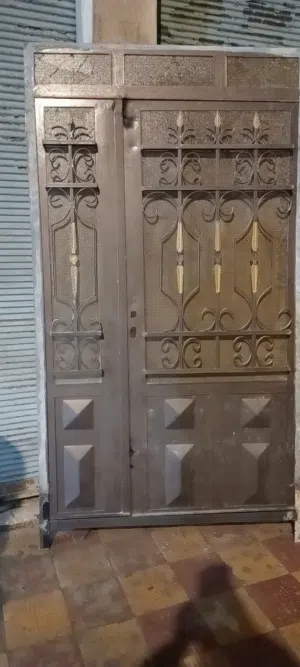 ابواب حديد ثقيله عدد 3 تفصيل  الباب الابيض  ارتفاع 220 بعرض 130 الباب البني   ارتغاع 2