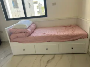 سرير من ايكيا للبيع مستعمل لمة عام جديد ونظيف