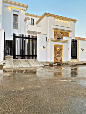 منزل للبيع واجهتين ودورين ويوجد به سبع شقق