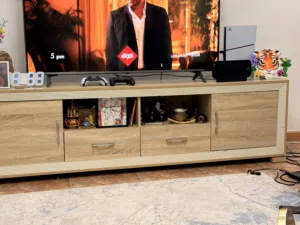 طاولة تلفزيون تتحمل الى 90 انتش
