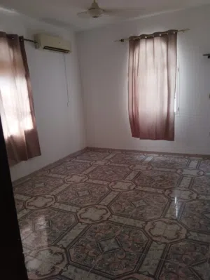 Azaiba room with attached bathroom semi furnished العزيبه غرفه مع حمام مفروشه جزئي خلف بناية تثمير