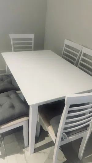 طاولة طعام جديدة