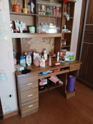 تخت و مكتب بحاله جيداه جدان قراء الوصف