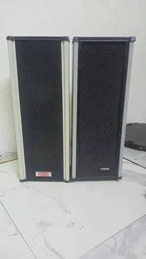 نظام صوتي كامل ومتكامل: مضخم KVM بالبلوتوث + زوج سماعات برجية 45 سم بحالة ممتازة