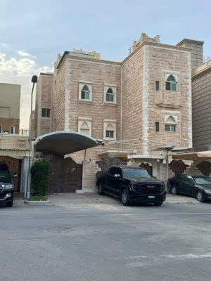 للبيع بيت في القرين قطعه 1  الوصف: 3 أدوار تكييف مركزي ومصعد، بيت نظيف ومجدد ( فاضي تسليم فوري )
