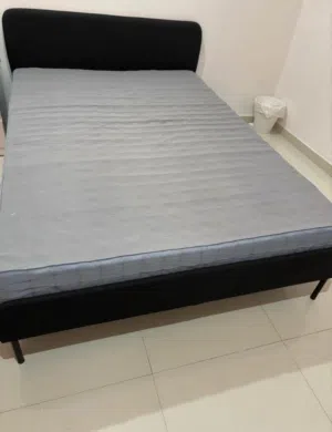 سرير ومرتبة للبيع في المنقف