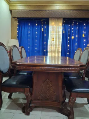 طاولة طعام كبيرة