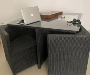 Dining table,طاولة الطعام