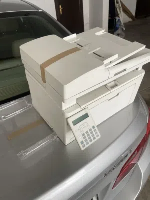 طاوله مستطيل مع طاوله زاويه يمكن الحاقها بها كما في الصوره طابعه hp بحاله ممتازه ملون وابيض واسود