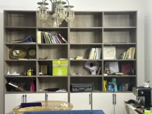 مكتبه وسرير وجلسات