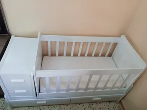 سرير اطفال مع الفراش