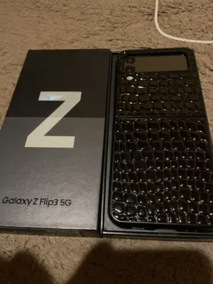 سامسونج جالاكسي z flip3 5G بحالة جديد ولا شخط وكالة استخدام شهرين فقط