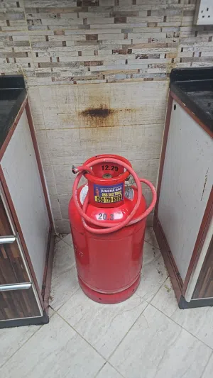 Gaz cylinder with half full