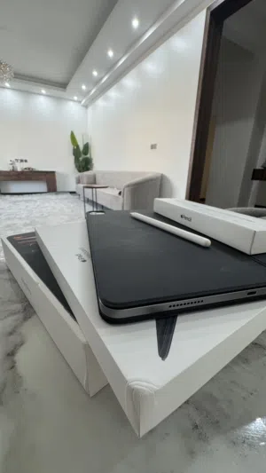 ايباد برو نظيف جداً مع ملاحقات ابل