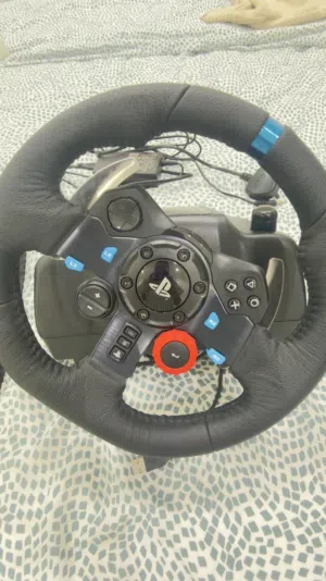 Ps5/pc steering wheel and Logitech gear  and it’s medium sized and  Logitech and ps5/pc and it good