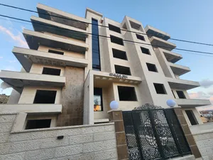 ‏٥ غرف نوم ‏.‏ ٣ حمّامات ‏.‏ 162 م٢‏2