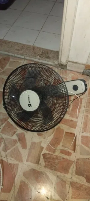 مراوح جانبية وستاند وارضيه بحالة جيده جدا وتعمل بشكل ممتاز الأسعار تبدأ 8 دنانير