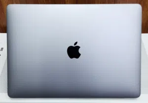 للبيع MacBook Pro M2/13 inch/256GB ssd/8ram/ لون رمادي فلكي