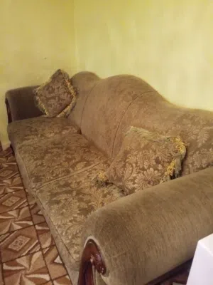 طقم كنب اشي فخوري اشي مرتب خشب بلاد معه ست قرن ومجري وثلاث مجالس مفردات ومجلس مجوز ومجلس مثلث