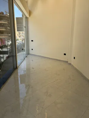 محل تجاري بواجهة كبيرة عالشارع للبيع